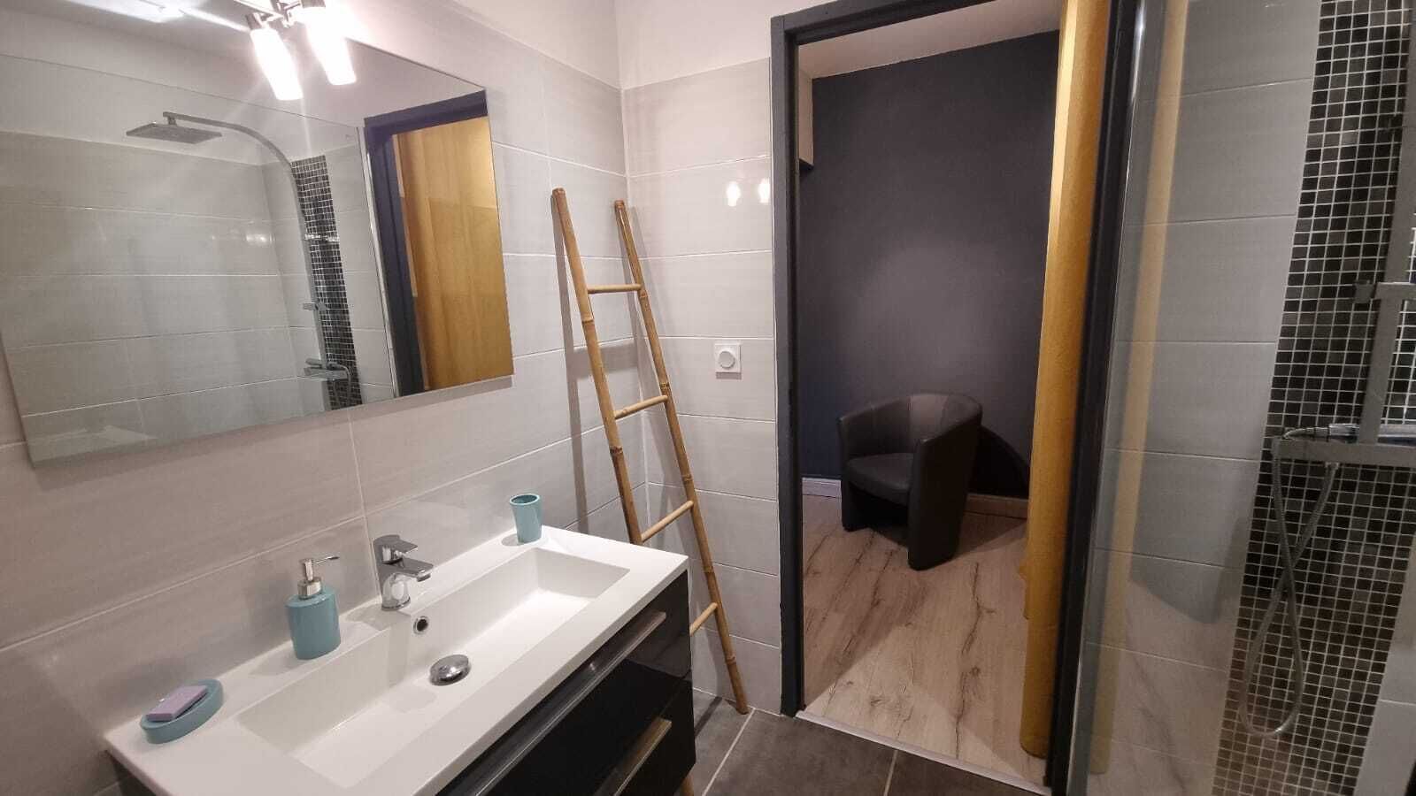 Douche, sèche-cheveux, serviettes fournies, papier toilette