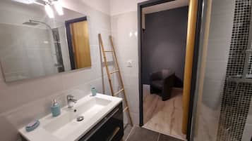 Douche, sĂšche-cheveux, serviettes fournies, papier toilette