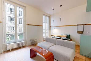Offices - A100 JOIVY Charming 2-bed flat w/ shared spaces (Paris)