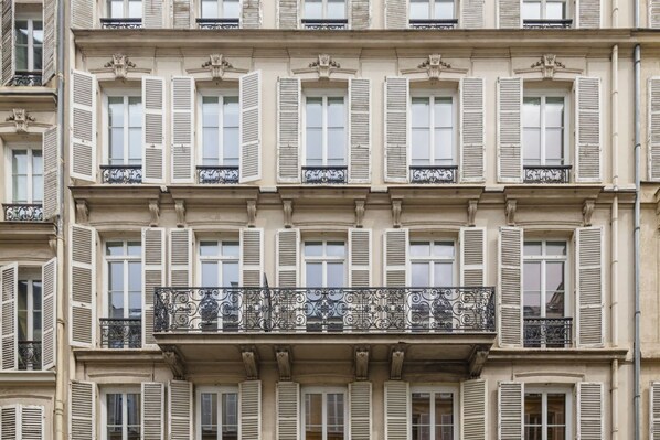 Exterior detail - JOIVY Charming 2-bed flat w/ shared spaces (Paris)