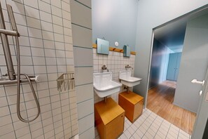 A modern bathroom with a shower, two sinks, and a mirror. - A400 JOIVY Charming 2-bed flat w/ shared spaces (Paris)