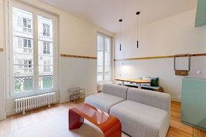 Offices - A300 JOIVY Charming 2-bed flat w/ shared spaces (Paris)