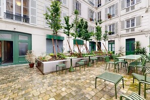 Outdoor dining - A300 JOIVY Charming 2-bed flat w/ shared spaces (Paris)