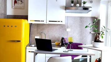 Réfrigérateur, micro-ondes, four, plaque de cuisson