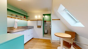 Microwave, oven, stovetop, toaster - JOIVY 10 Douai 1BR Velux (Paris)