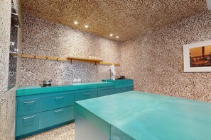Microwave, oven, stovetop, electric kettle - JOIVY Pleasant 1-bed flat w/ shared courtyard (Paris)