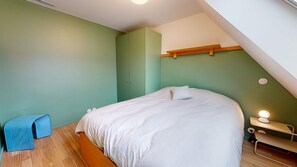 1 bedroom, desk, WiFi, bed sheets