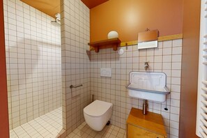 Shower, hair dryer, towels - JOIVY Pleasant 1-bed flat w/ shared courtyard (Paris)