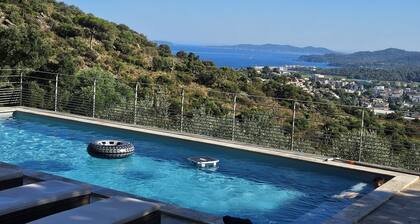 Villa with pool and sea view for up to 12 people