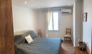 6 makuuhuonetta, työpöytä, silitysrauta/-lauta, vauvan matkasänky