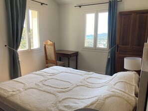 6 bedrooms, desk, iron/ironing board, travel cot