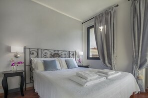 2 bedrooms, iron/ironing board, internet, bed sheets