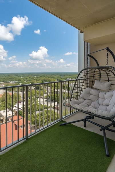 Charming 2-bedroom apartment in delightful Raleigh with AC, fitness room