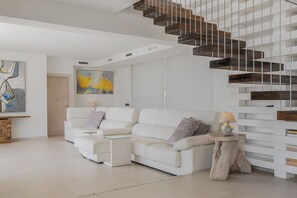 TV connectée, cheminée, table de tennis de table