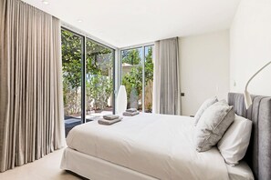 5 bedrooms, iron/ironing board, internet, bed sheets