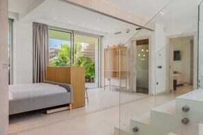 5 bedrooms, iron/ironing board, internet, bed sheets