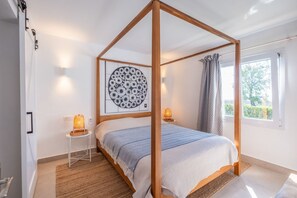 3 bedrooms, iron/ironing board, internet, bed sheets