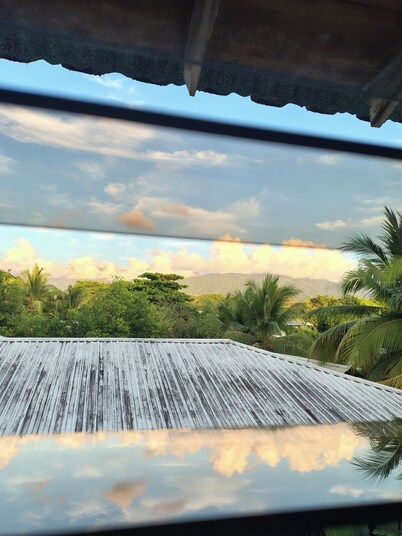 Quiet and private room with AC close to the beach - Perfect for a getaway