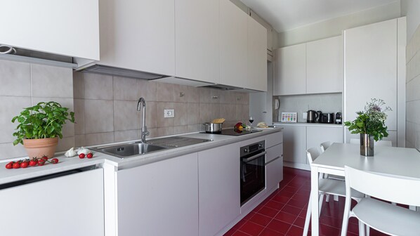 Fridge, oven, stovetop, dishwasher