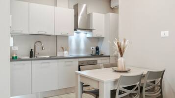 Frigorifero, forno, piano cottura, lavastoviglie