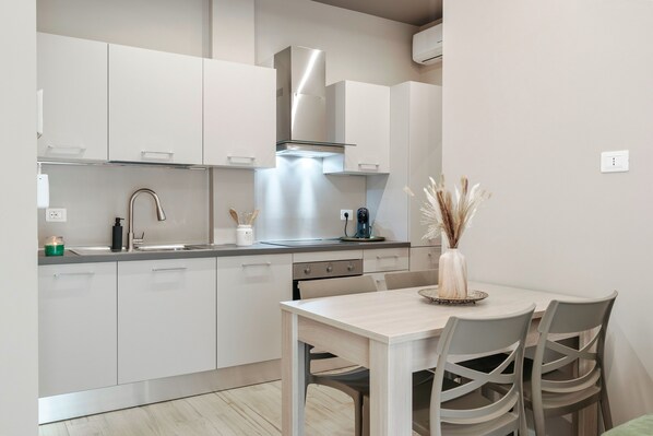 Réfrigérateur, four, plaque de cuisson, lave-vaisselle