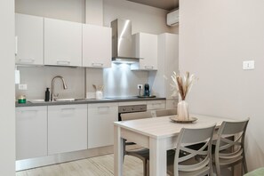 Fridge, oven, stovetop, dishwasher