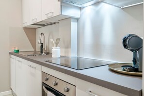Fridge, oven, stovetop, dishwasher