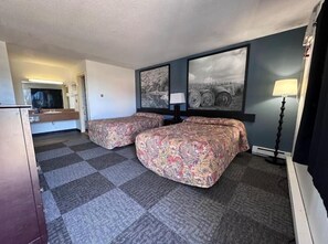 Desk, laptop workspace, free WiFi - Hotel O (Oskaloosa)