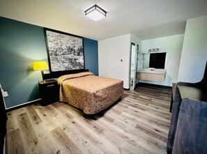 Desk, laptop workspace, free WiFi - Hotel O (Oskaloosa)