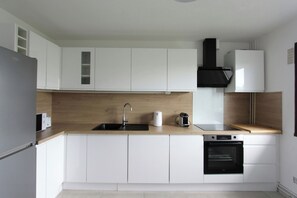 Kühlschrank, Mikrowelle, Ofen, Geschirrspüler