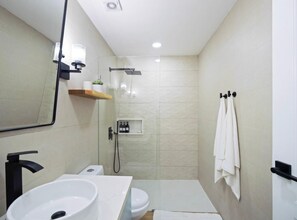 Dusche, Handtücher, Seife, Shampoo