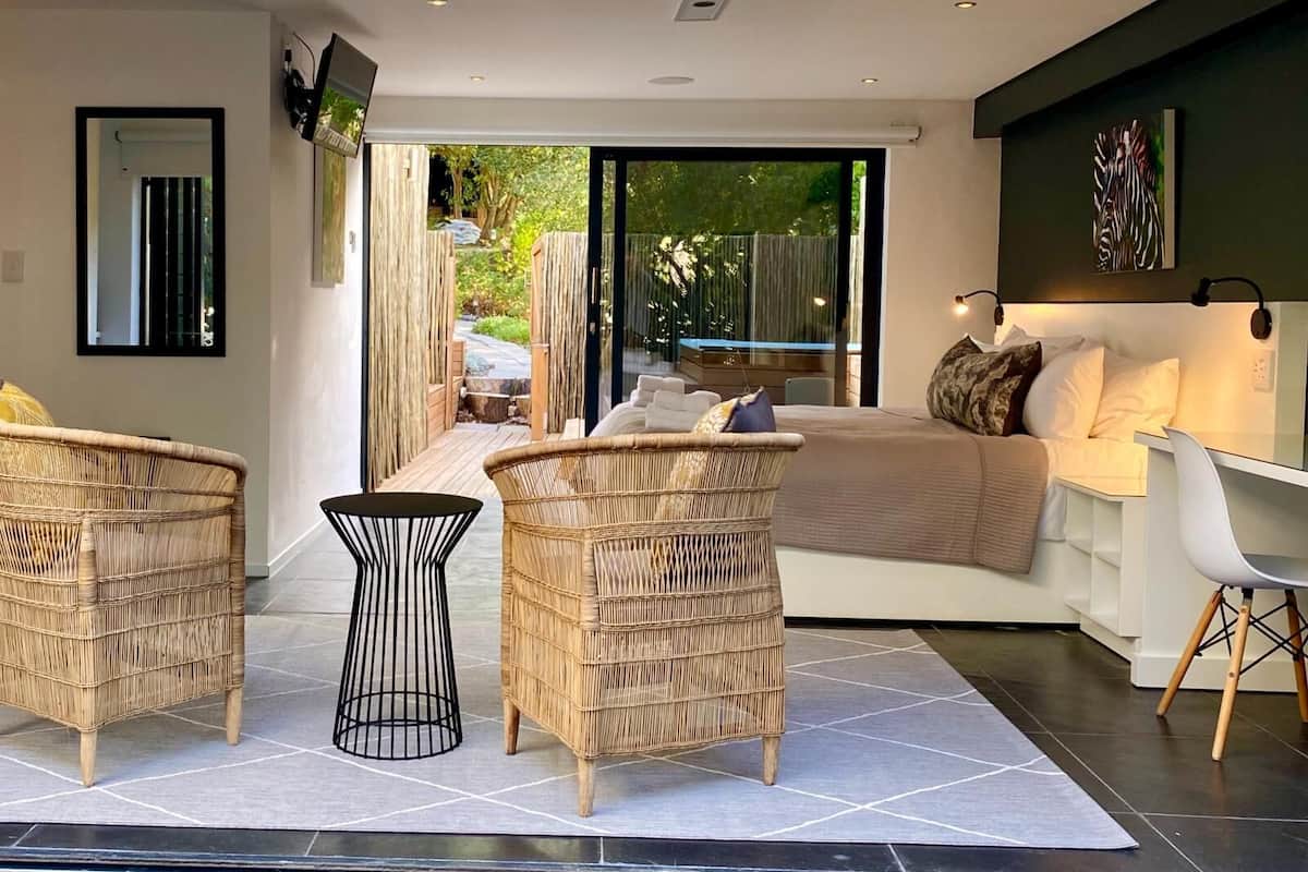 Deluxe Private Room With Outdoor Hot Tub