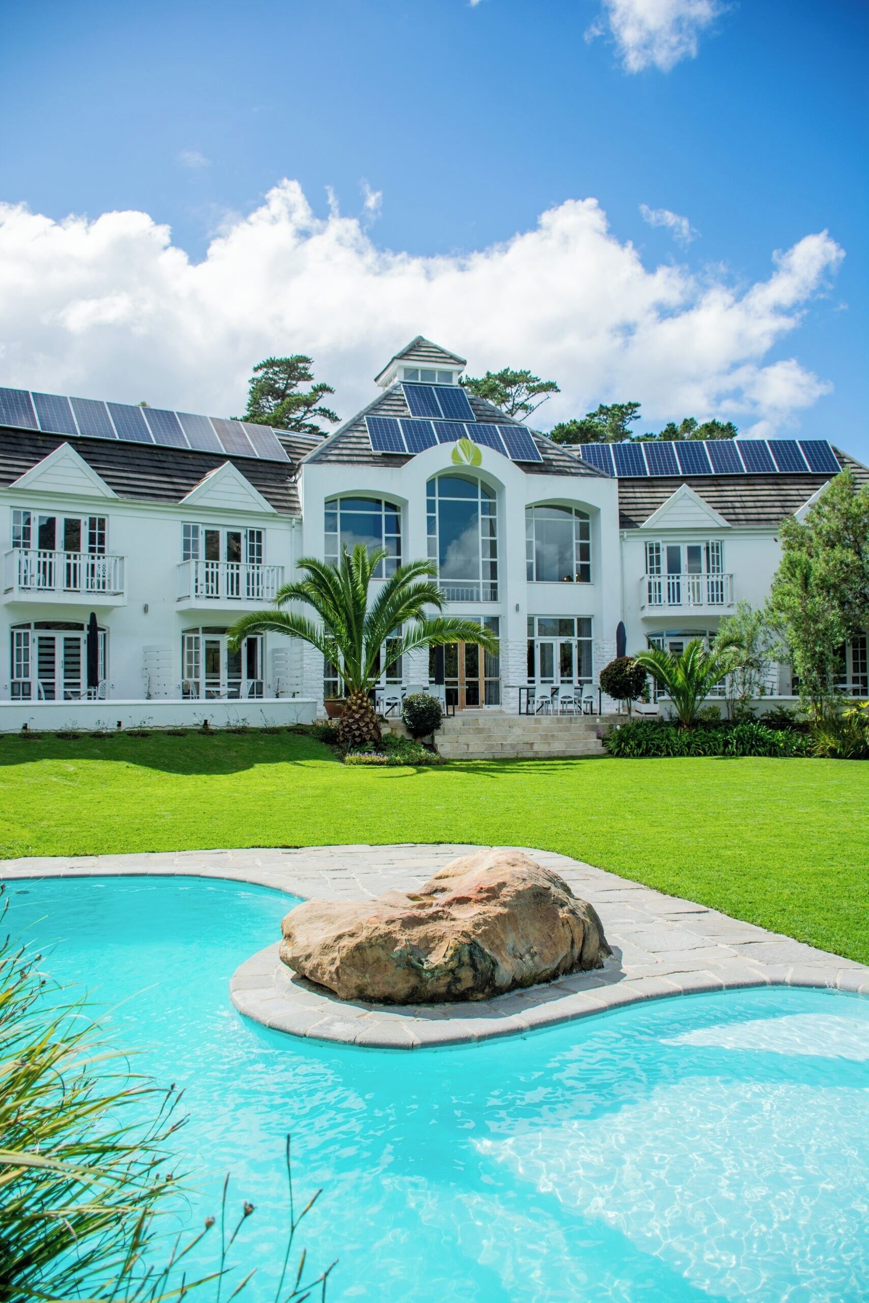 Ulkouima-allas, aurinkovarjoja, aurinkotuoleja