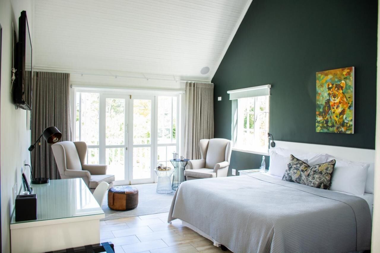 Classic Room | 客房內保險箱、書桌、免費無線上網、床單