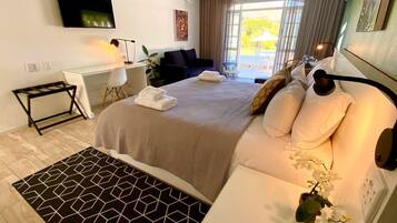 Klassieke kamer, uitzicht op tuin | Een kluis op de kamer, een bureau, gratis wifi, beddengoed