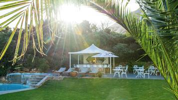 สระว่ายน้ำกลางแจ้ง, ร่มริมสระว่ายน้ำ, เก้าอี้อาบแดดริมสระ