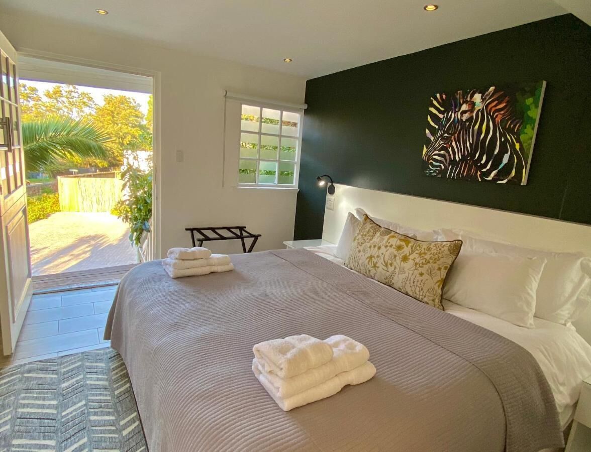 Luxury Room with Private Patio | 客房內保險箱、書桌、免費無線上網、床單