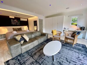 Deluxe-rum - uteplats - utsikt mot vingård | Värdeförvaringsskåp på rummet, skrivbord, gratis wi-fi och sängkläder