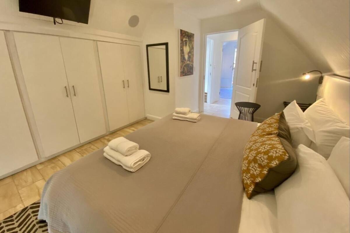 Deluxe Upstairs Mountain Facing Room