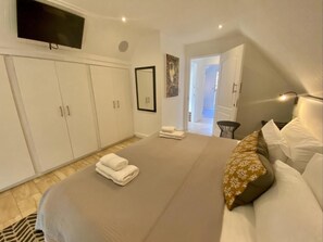 Habitación Deluxe, patio, vista a la montaña | Caja de seguridad en la habitación, escritorio y wifi gratis 