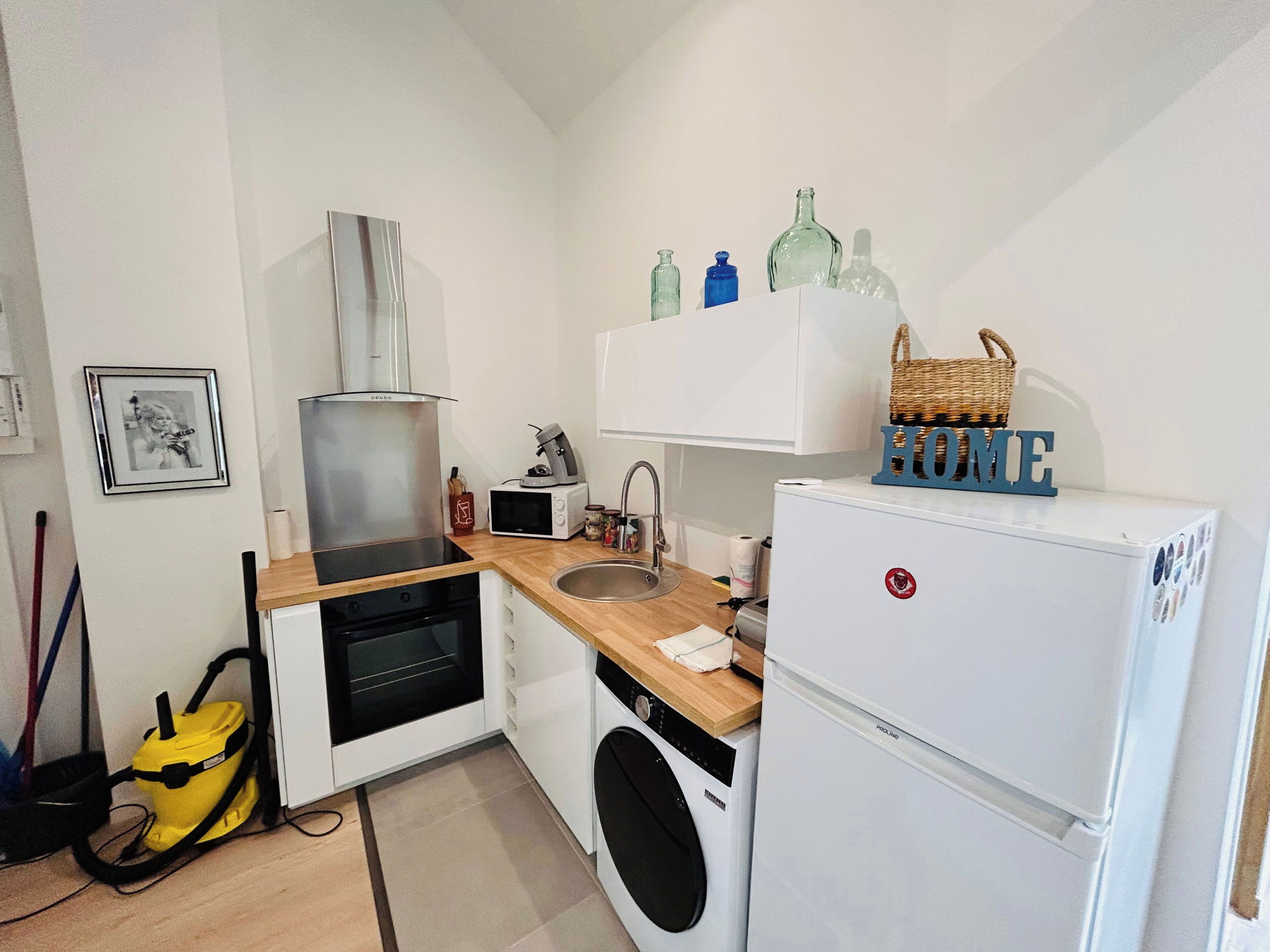 Fridge, microwave, oven, coffee/tea maker