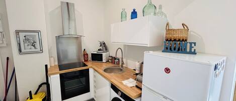 Fridge, microwave, oven, coffee/tea maker