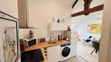 Kühlschrank, Mikrowelle, Ofen, Wasserkocher mit Kaffee-/Teezubehör