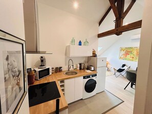 Fridge, microwave, oven, coffee/tea maker