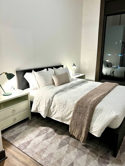 Amazing Riverfront Views - Steps from Arch