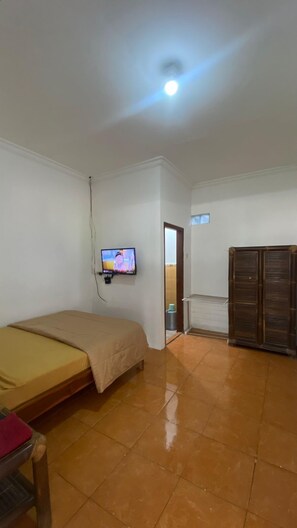 Standard Room | Desk, free WiFi, bed sheets - Backpacker Homestay (Sumberagung)