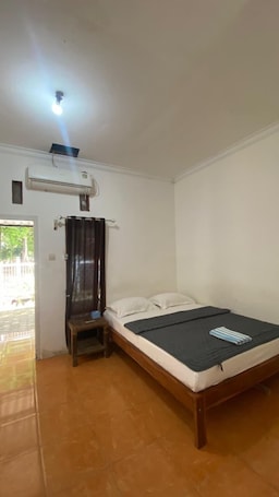 Quarto standard | Escrivaninha, Wi-Fi de cortesia, roupa de cama. Backpacker Homestay