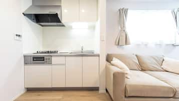 Værelse - ikke-ryger (202, 1K, Natural-Style Apartment Hot) | Privat køkken | Køleskab, mikrobølgeovn, kogeplade, køkkentøj/tallerkener/redskaber
