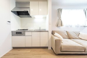 Habitació, no fumadors (202, 1K, Natural-Style Apartment Hot) | Cuina privada | Frigorífic, microones i placa de cuina