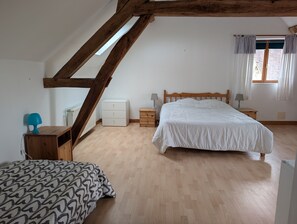 3 bedrooms, iron/ironing board, WiFi, bed sheets